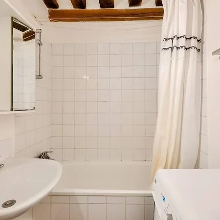 Charming Studio Under The Roofs Of * Paris