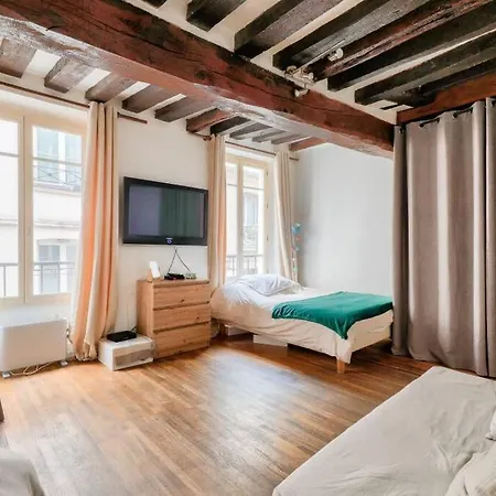 Charming Studio Under The Roofs Of * Paris